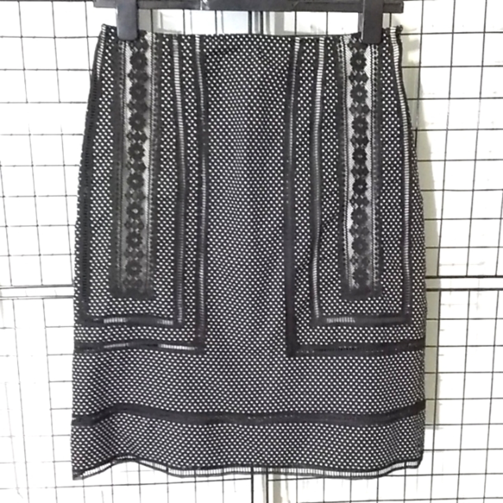 NWT. Cute cotton Skirt with lase details, lining.